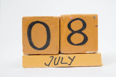8 Temmuz. Ayın, beyaz arka plan üzerinde izole el yapımı ahşap takvim günü 8. yaz ay, gün yıl kavramın.