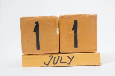 11 Temmuz. Gün 11 ay, beyaz arka plan üzerinde izole el yapımı ahşap takvim. yaz ay, gün yıl kavramın.