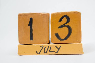 Temmuz 13. Gün 13 ay, beyaz arka plan üzerinde izole el yapımı ahşap takvim. yaz ay, gün yıl kavramın.