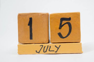15 Temmuz. Gün 15 ay, beyaz arka plan üzerinde izole el yapımı ahşap takvim. yaz ay, gün yıl kavramın.