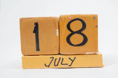 18 Temmuz. Gün 18 ay, beyaz arka plan üzerinde izole el yapımı ahşap takvim. yaz ay, gün yıl kavramın.