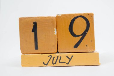 19 Temmuz. Ayın, beyaz arka plan üzerinde izole el yapımı ahşap takvim gün 19. yaz ay, gün yıl kavramın.