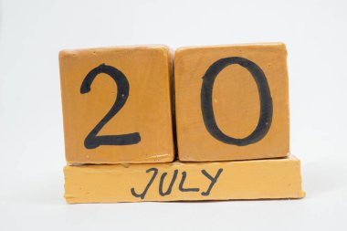 20 Temmuz. Ay, beyaz arka plan üzerinde izole el yapımı ahşap takvim günü 20. yaz ay, gün yıl kavramın.