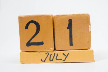 21 Temmuz. ay, beyaz arka plan üzerinde izole el yapımı ahşap takvim günü 20. yaz ay, gün yıl kavramın.
