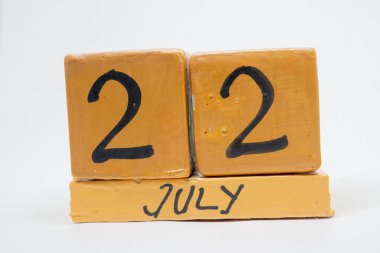 22 Temmuz. Ayın, beyaz arka plan üzerinde izole el yapımı ahşap takvim gün 22. yaz ay, gün yıl kavramın.