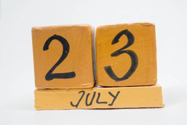Temmuz 23. gün 23 ay, beyaz arka plan üzerinde izole el yapımı ahşap takvim. yaz ay, gün yıl kavramın.