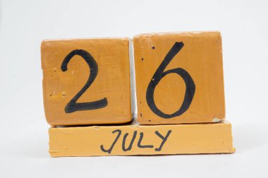 26 Temmuz. Ayın, beyaz arka plan üzerinde izole el yapımı ahşap takvim günü 26. yaz ay, gün yıl kavramın.