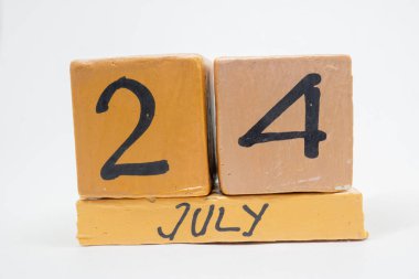 Temmuz 24. Gün 24 ay, beyaz arka plan üzerinde izole el yapımı ahşap takvim. yaz ay, gün yıl kavramın.