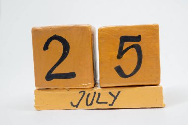25 Temmuz. Ayın, beyaz arka plan üzerinde izole el yapımı ahşap takvim gün 25. yaz ay, gün yıl kavramın.
