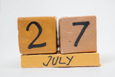 Temmuz 27. Ayın, beyaz arka plan üzerinde izole el yapımı ahşap takvim gün 27. yaz ay, gün yıl kavramın.