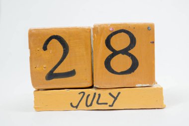 28 Temmuz. Ayın, beyaz arka plan üzerinde izole el yapımı ahşap takvim günü 28. yaz ay, gün yıl kavramın,.