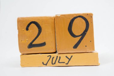 29 Temmuz. Ayın, beyaz arka plan üzerinde izole el yapımı ahşap takvim gün 29. yaz ay, gün yıl kavramın.