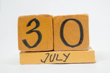 30 Temmuz. Gün 30 ay, beyaz arka plan üzerinde izole el yapımı ahşap takvim. yaz ay, gün yıl kavramın.