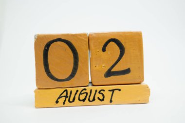Ağustos 2. Gün 2 ay, beyaz arka plan üzerinde izole el yapımı ahşap takvim. yaz ay, gün yıl kavramın.