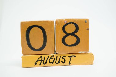 Ağustos 8. Ayın, beyaz arka plan üzerinde izole el yapımı ahşap takvim günü 8. yaz ay, gün yıl kavramın.