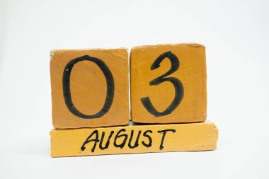 Ağustos 3. gün 3 ay, beyaz arka plan üzerinde izole el yapımı ahşap takvim. yaz ay, gün yıl kavramın.