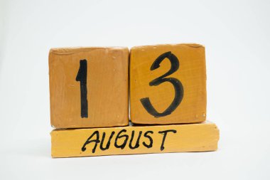 Ağustos 13. Gün 13 ay, beyaz arka plan üzerinde izole el yapımı ahşap takvim. yaz ay, gün yıl kavramın.