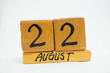 Ağustos 22. Ayın, beyaz arka plan üzerinde izole el yapımı ahşap takvim gün 22. yaz ay, gün yıl kavramın.