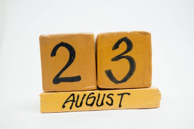 Ağustos 23. gün 23 ay, beyaz arka plan üzerinde izole el yapımı ahşap takvim. yaz ay, gün yıl kavramın.