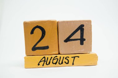 Ağustos 24. Gün 24 ay, beyaz arka plan üzerinde izole el yapımı ahşap takvim. yaz ay, gün yıl kavramın.