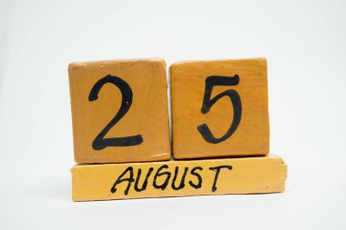 Ağustos 25. Ayın, beyaz arka plan üzerinde izole el yapımı ahşap takvim gün 25. yaz ay, gün yıl kavramın.