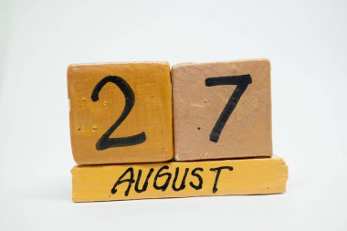 Ağustos 27. Ayın, beyaz arka plan üzerinde izole el yapımı ahşap takvim gün 27. yaz ay, gün yıl kavramın.