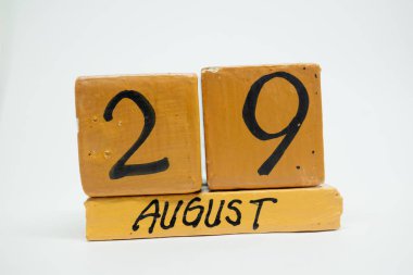 Ağustos 29. Ayın, beyaz arka plan üzerinde izole el yapımı ahşap takvim gün 29. yaz ay, gün yıl kavramın.