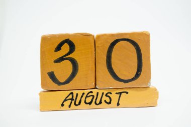 Ağustos 30. Gün 30 ay, beyaz arka plan üzerinde izole el yapımı ahşap takvim. yaz ay, gün yıl kavramın.