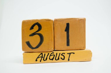 Ağustos 31. gün 31 ayın, beyaz arka plan üzerinde izole el yapımı ahşap takvim. yaz ay, gün yıl kavramın.