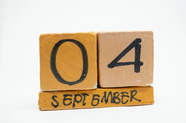 4 Eylül. 4. gün ayın, beyaz arka plan üzerinde izole el yapımı ahşap takvim. Sonbahar ay, gün yıl kavramın.