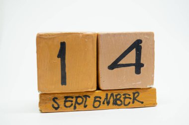 -14 Eylül. Gün 14 ay, beyaz arka plan üzerinde izole el yapımı ahşap takvim. Sonbahar ay, gün yıl kavramın.