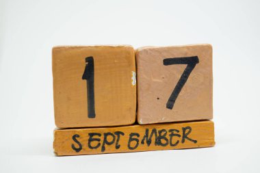 Eylül 17. Ayın, beyaz arka plan üzerinde izole el yapımı ahşap takvim gün 17. Sonbahar ay, gün yıl kavramın.