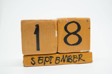 18 Eylül. Gün 18 ay, beyaz arka plan üzerinde izole el yapımı ahşap takvim. Sonbahar ay, gün yıl kavramın.