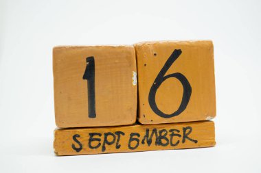 16 Eylül. Ayın, beyaz arka plan üzerinde izole el yapımı ahşap takvim günü 16. Sonbahar ay, gün yıl kavramın.