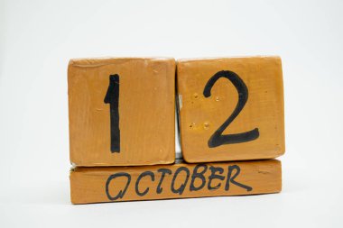 12 Ekim. Gün 12 ay, beyaz arka plan üzerinde izole el yapımı ahşap takvim. Sonbahar ay, gün yıl kavramın.