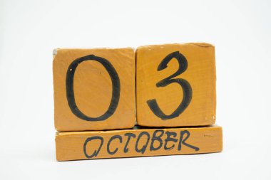 3. gün 3 ay, beyaz arka plan üzerinde izole el yapımı ahşap takvim. Sonbahar ay, gün yıl kavramın.