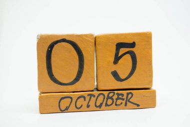 5 Ekim. Gün 5 ay, beyaz arka plan üzerinde izole el yapımı ahşap takvim. Sonbahar ay, gün yıl kavramın.