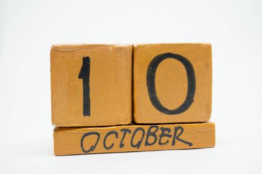 10 Ekim. Gün 10 ay, beyaz arka plan üzerinde izole el yapımı ahşap takvim. Sonbahar ay, gün yıl kavramın.