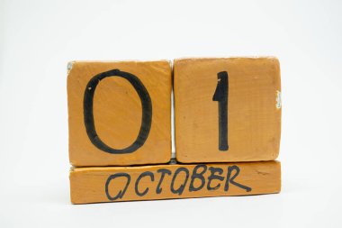 Ekim 1st. gün 1 ay, beyaz arka plan üzerinde izole el yapımı ahşap takvim. Sonbahar ay, gün yıl kavramın.