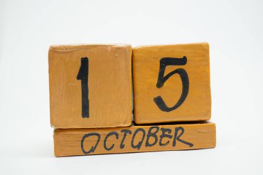15 Ekim. Gün 15 ay, beyaz arka plan üzerinde izole el yapımı ahşap takvim. Sonbahar ay, gün yıl kavramın.