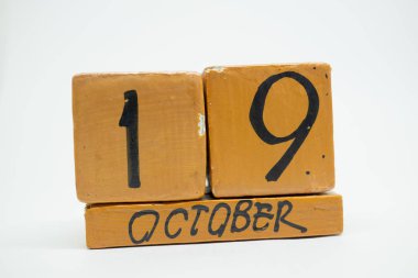 19 Ekim. Ayın, beyaz arka plan üzerinde izole el yapımı ahşap takvim gün 19. Sonbahar ay, gün yıl kavramın.