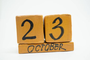 Ekim 23. gün 23 ay, beyaz arka plan üzerinde izole el yapımı ahşap takvim. Sonbahar ay, gün yıl kavramın.