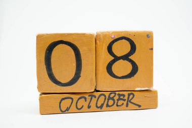 8 Ekim. Ayın, beyaz arka plan üzerinde izole el yapımı ahşap takvim günü 8. Sonbahar ay, gün yıl kavramın.