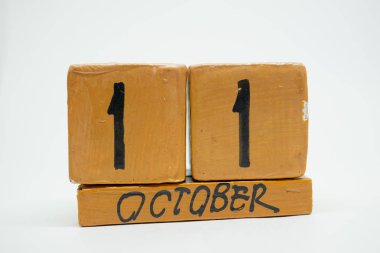 11 Ekim. Gün 11 ay, beyaz arka plan üzerinde izole el yapımı ahşap takvim. Sonbahar ay, gün yıl kavramın.