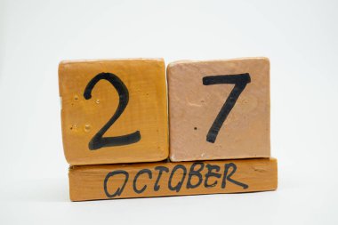 27 Ekim. Ayın, beyaz arka plan üzerinde izole el yapımı ahşap takvim gün 27. Sonbahar ay, gün yıl kavramın.