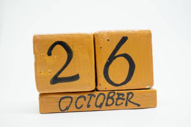 26 Ekim. Ayın, beyaz arka plan üzerinde izole el yapımı ahşap takvim günü 26. Sonbahar ay, gün yıl kavramın.