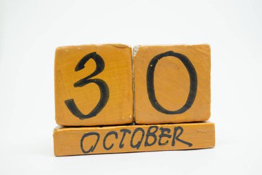30 Ekim. Gün 30 ay, beyaz arka plan üzerinde izole el yapımı ahşap takvim. Sonbahar ay, gün yıl kavramın.