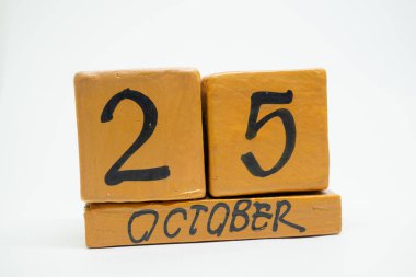 25 Ekim. Ayın, beyaz arka plan üzerinde izole el yapımı ahşap takvim gün 25. Sonbahar ay, gün yıl kavramın.