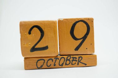 Ekim 29. Ayın, beyaz arka plan üzerinde izole el yapımı ahşap takvim gün 29. Sonbahar ay, gün yıl kavramın.