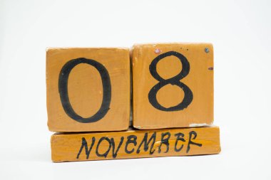 8 Kasım. Ayın, beyaz arka plan üzerinde izole el yapımı ahşap takvim günü 8. Sonbahar ay, gün yıl kavramın.